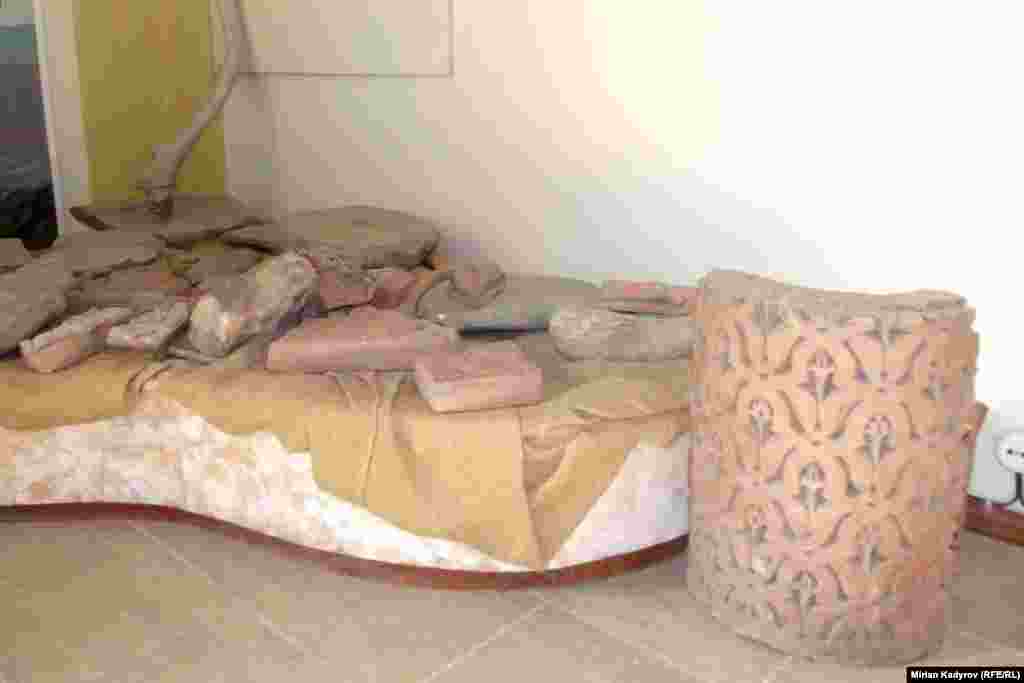 Основная часть экспозиции состоит из предметов, найденных в ходе археологических раскопок на территории Кошой-Коргона. &nbsp;