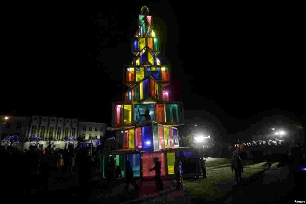 Новогодняя елка в эстонском городе Раквере построена из 121 старой оконной рамы местными студентами-столярами