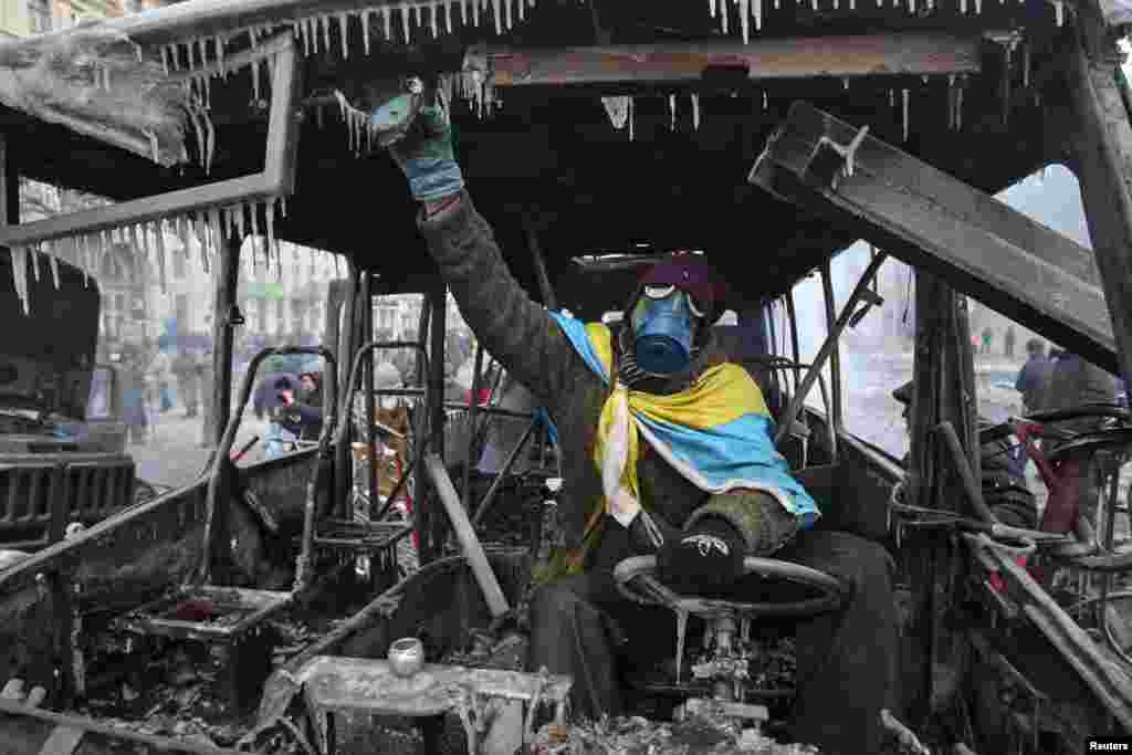 Утро понедельника - активист полирует фотографу за рулем сгоревшего милицейского автобуса