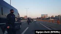 Policija proverava dozvole za kretanje na mostu Gazela u Beogradu tokom vanrednog stanja, 24. april 2020.