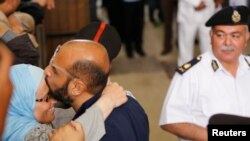 Один из лидеров исламистов прощается с женой после одного из судебных слушаний. Каир, 31 мая 2016 года.
