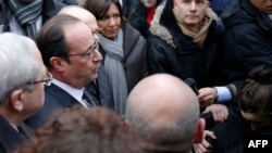 Франция президенті Франсуа Олланд шабуыл болған редакция маңына келді. Париж, 7 қаңтар 2015 жыл.