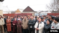 Шаңырақ тұрғындары жер телімдерін тіркеуге қатысты арыз айтып тұр. Алматы, 28 наурыз 2009 ж.