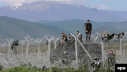 Македонская полиция у заграждений на границе с Грецией в районе Идомени
