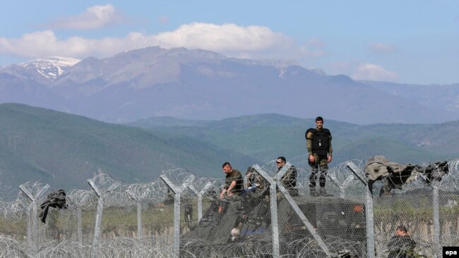 Македонська поліція охороняє паркан на кордоні з Грецією поблизу Ідомені. Квітень 2016 року.