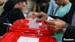 صحنه‌ای از رأی‌گیری در انتخابات ریاست جمهوری در اردیبهشت ۹۶