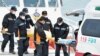 Спасатели несут тела погибших при крушении судна Sewol