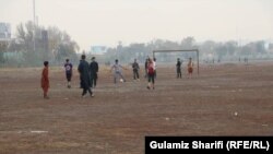 شماری از کودکان حین بازی فوتبال در چمن حضوری کابل