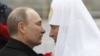 Президент России Владимир Путин (л) и патриарх Кириллл (архивное фото)