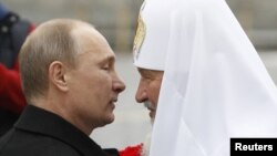 Президент Росії Володимир Путін (ліворуч) та глава РПЦ Кирило. Архівне фото