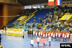 Дети из Донбасса выводят футболистов на матч