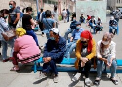 Ауруханада кезек күтіп отырған тұрғындар. Бішкек, 6 шілде 2020 жыл.