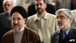 میرحسین موسوی (راست) در کنار محمد خاتمی