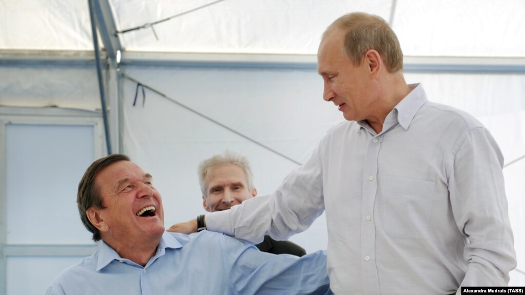 Владимир Путин и Герхард Шредер в Выборге, 6 сентября 2011 (архив)