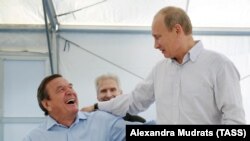 Ish-kancelari gjerman Gerhard Schroeder dhe presidenti rus Vladimir Putin, në vitin 2011.