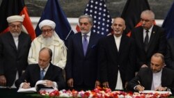 امضای پیمان دوجانبه امنیتی میان مشاور پیشین امنیت ملی افغانستان (راست) و سفیر امریکا در افغانستان