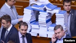 Опозиційні депутати вранці склали книжки зі зверненням Януковича на трибуні парламенту