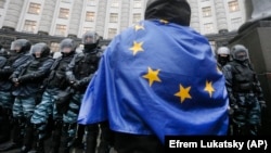 Киев, акция протеста против отказа президента Украины Виктора Януковича подписать соглашение об ассоциации с ЕС, 25 ноября 2013 года