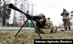 Бійці Сил територіальної оборони ЗСУ під час вишколу на тлі масштабного вторгнення Росії до України. Київ, 9 березня 2022 року