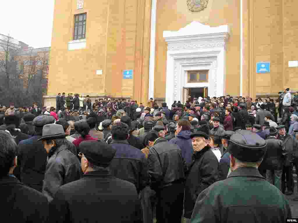 На похороны Нуркадилова 15 ноября 2005 года собрались тысячи людей. Алматы, 15 ноября 2005 года.