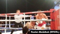 Казахстанский боксер Геннадий Головкин (справа) атакует британца Мартина Мюррея. Монте-Карло, 22 февраля 2015 года.