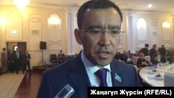 Маулен Ашимбаев, депутат мажилиса, председатель комитета по международным делам, обороне и безопасности.