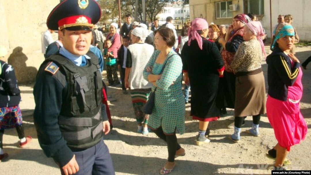 Үш дос әйелін сиқытып жатқан суреті