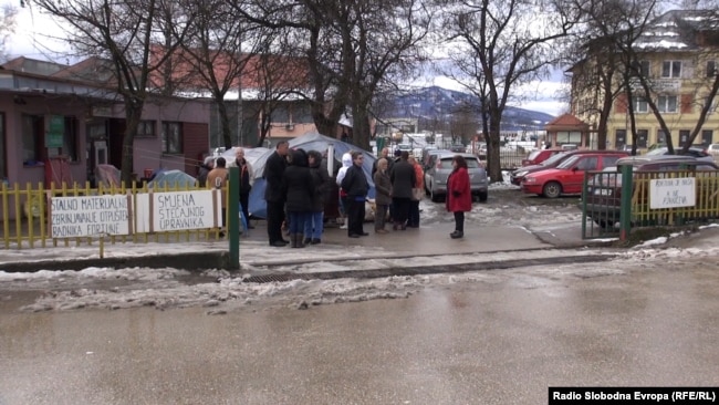 Prije šest godina u 'Fortuni' je otvoren stečajni postupak zbog čega je Hasija sa još oko 200 radnika dobila otkaz nakon 36 godina rada (radnici na protestu ispred fabirke 'Fortuna' u decembru 2017. godine