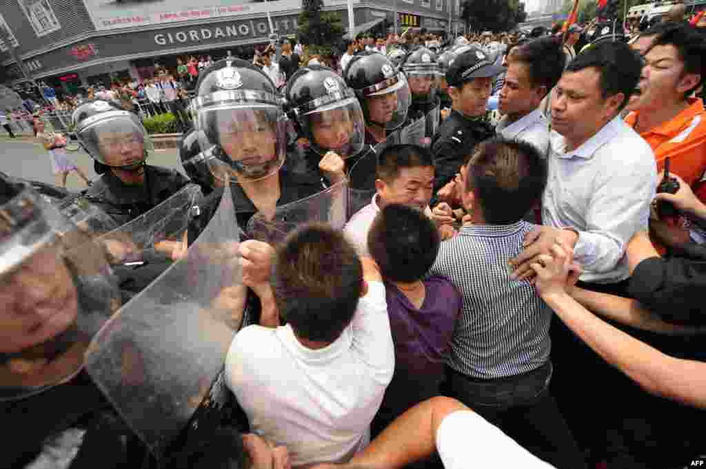 Kina - Antijapanski protesti na jugu zemlje, Shenzhen, 18.09.2012. Foto: AFP / Peter Parkss 