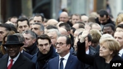 Политики, участвующие в марше в память о погибших в терактах в Париже. 11 января 2015 года.