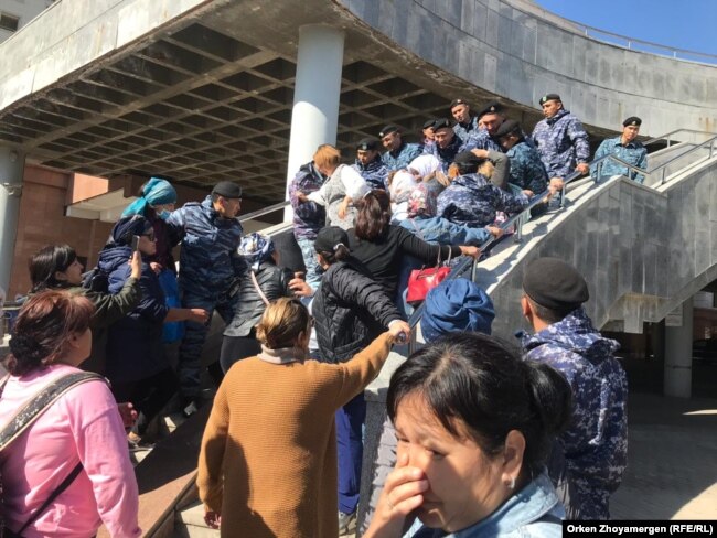 Ақордаға қарай өтпек болған аналарды бөгеген арнайы жасақ өкілдері. Нұр-Сұлтан, 20 қыркүйек 2019 жыл.