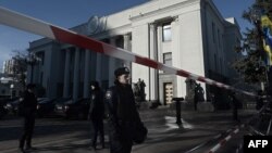 Полицейские заграждения у здания Верховной Рады в Киеве