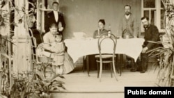 Петр Столыпин (крайний справа) на террасе поместья в Калнабярже, 1888 год