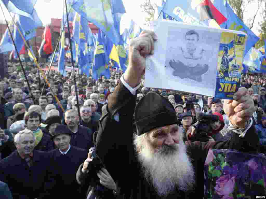Визнання державою Української повстанської армії вимагали в четвер у Києві на мітингу біля пам’ятника Тарасові Шевченку, Київ, 15 жовтня.Photo by Vladimir Sindeyev for REUTERS