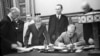 Міністр закордонних справ СРСР В'ячеслав Молотов (праворуч, сидить) підписує пакт Молотова-Ріббентропа. Третій ліворуч – генеральний секретар ЦК ВКП(б) Йосип Сталін. Москва, 23 серпня 1939 року
