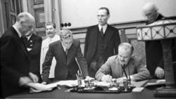 Підписання угоди між СРСР і нацистською Німеччиною і таємного «пакту Молотова-Ріббентропа», Москва, 23 вересня 1939 року.