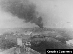 Deasupra lagărului de exterminare de la Majdanek se ridică fumul în octombrie 1943.