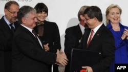 Switzerland -- Turkish Foreign Minister Ahmet Davutoglu (2ndR) and his Armenian counterpart Eduard Nalbandiana (2nd L) shake hands as they hold signed documents after a signing ceremony, Zurich, 10Oct2009