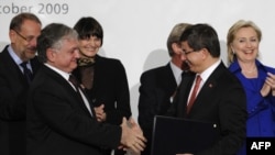 Turkish Foreign Minister Ahmet Davutoglu (right) and Armenian Foreign Minister Eduard Nalbandian shake hands after the signing ceremony in Zurich.