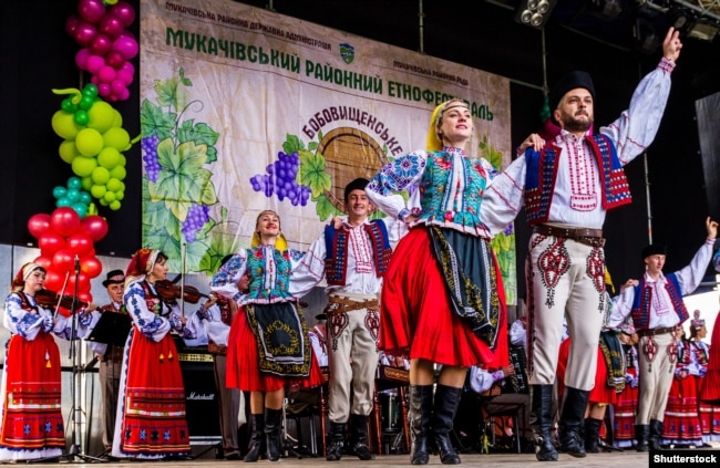 Танцюристи Заслуженого Академічного Закарпатського народного хору виконують угорський танок під час фольклорного фестивалю «Бобовіщенське гроно». Село Бобовище на Закарпатті, жовтень 2017 року