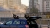 Полицейски служители стрелят по дрон по време на руска атака в Киев, 17 октомври 2022 г.