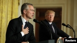 Secretarul general al NATO Jens Stoltenberg și președintele Statelor Unite Donald Trump, Casa Albă, Washington, 12 aprilie 2017