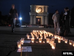 Comemorarea victimelor violențelor din 7 aprilie la jumătate de an de la evenimentele din centrul Chișinăului. Piața Marii Adunări Naționale, 7 octombrie 2009.