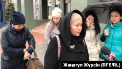 Балабақшаларды басқарудың кәсіпкерлер қолына өтуіне наразы ата-аналар Ақтөбе облыстық әкімдігінің алдында жиналып тұр. 24 қазан 2018 жыл.