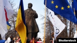 Мітинг біля пам'ятника Шевченку в Луганську навесні 2014 року