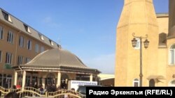 У мечети «Восточная» в дагестанском городе Хасавюрт.