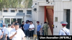 Оцепленная территория у посольства Китая в Кыргызстане, где прогремел взрыв. Бишкек, 30 августа 2016 года.