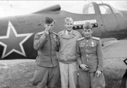 Союзники: американский и советские пилоты у самолета "Аэрокобра", поставленного в СССР в рамках соглашения о ленд-лизе