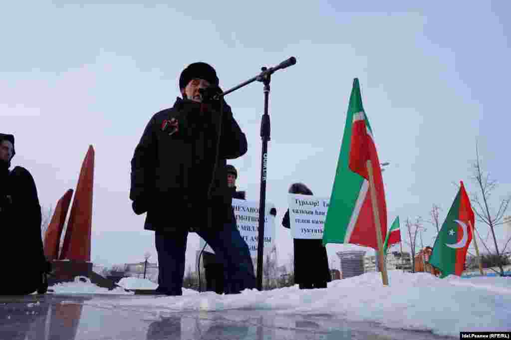Татар тілін қолдау жиынында сөйлеп тұрған адам.