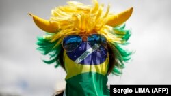 برخی رسانه‌ها، از جمله نشریه نیویورکر می‌گویند هیچ یک از مقام‌های ارشد جهانی، به اندازه رئیس‌جمهوری برزیل، کووید-۱۹ را کم‌اهمیت جلوه نداده است. (در تصویر هوادار بولسونارو در تظاهرات علیه قرنطینه)